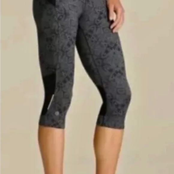 Athleta Bare To Run Knicker Cairo Cropped Capri Reflective Sonar Leggings SZ XS - Picture 2 of 12